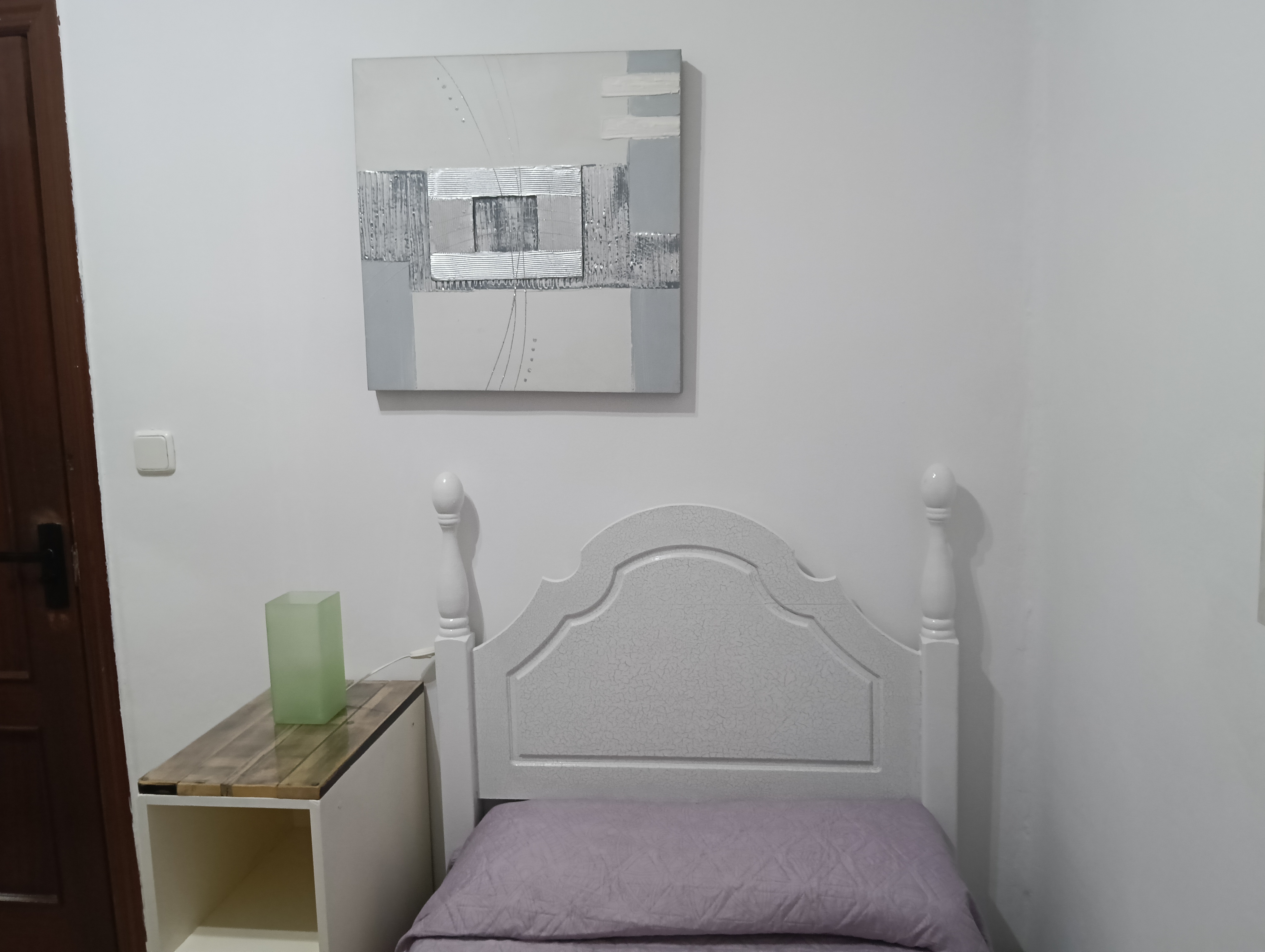 Cama y mesita de noche (de frente)