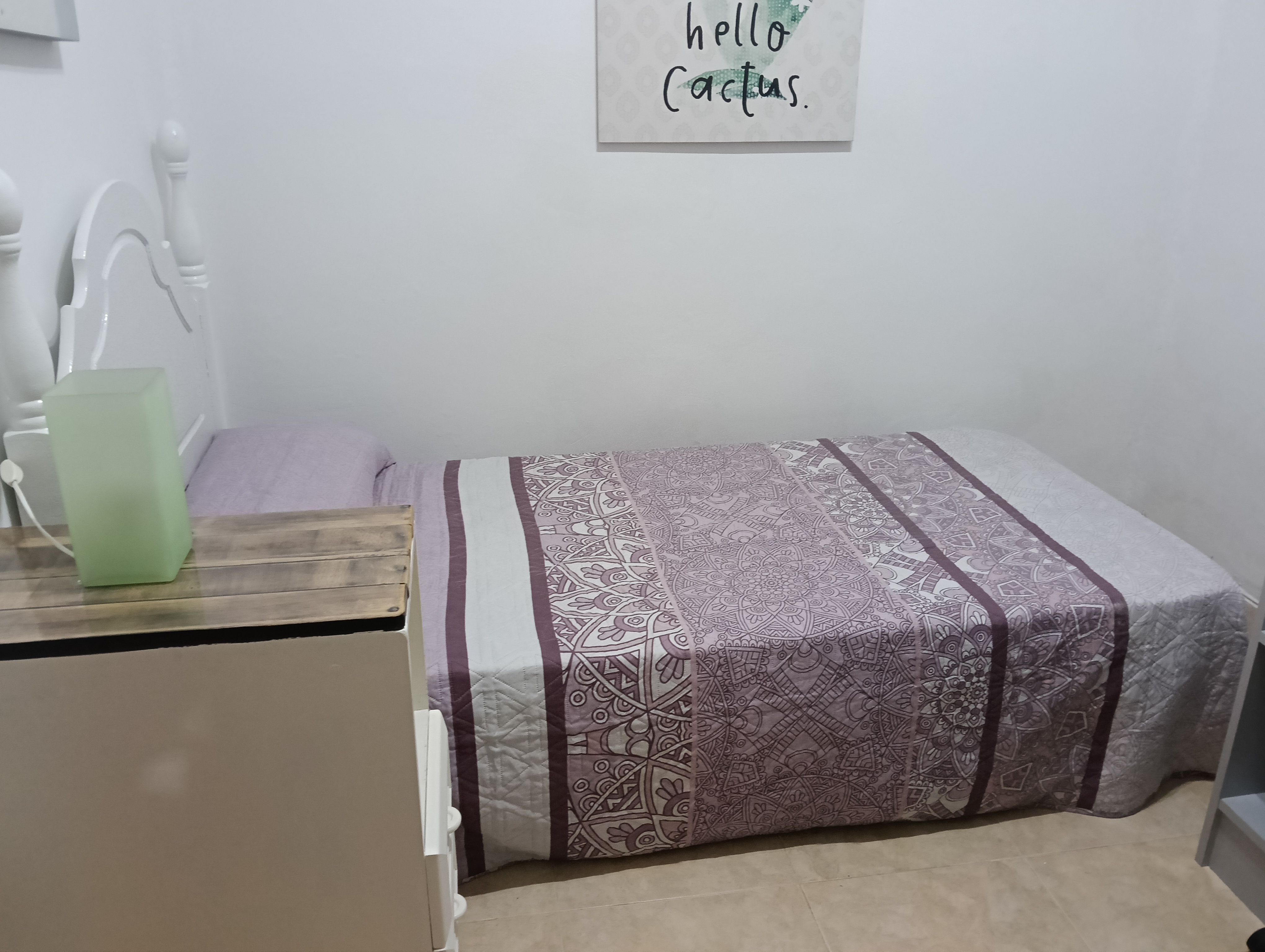 Cama y mesita de noche (lateral)