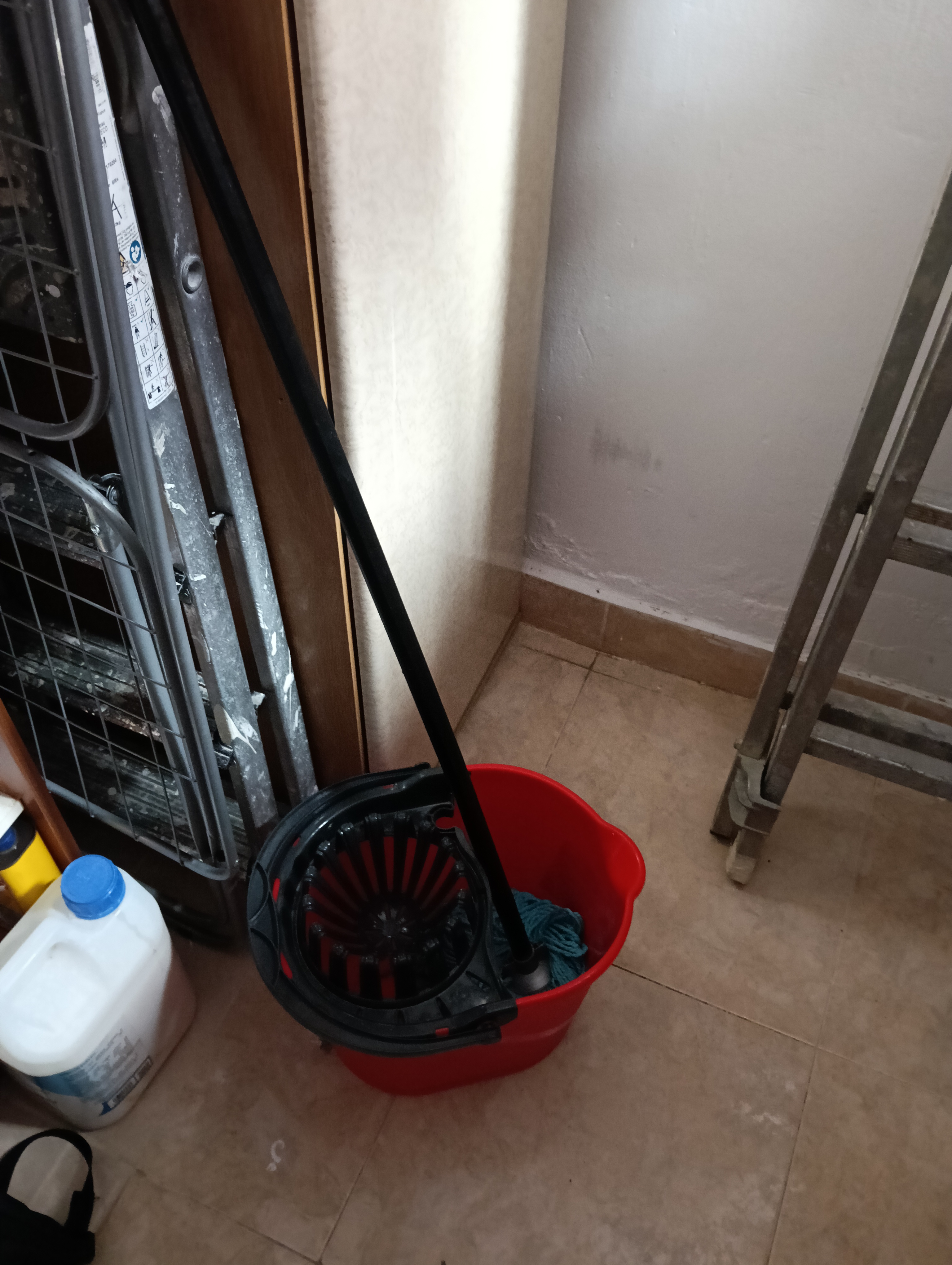 Trastero: escalera, fregona, tendedero con pinzas
