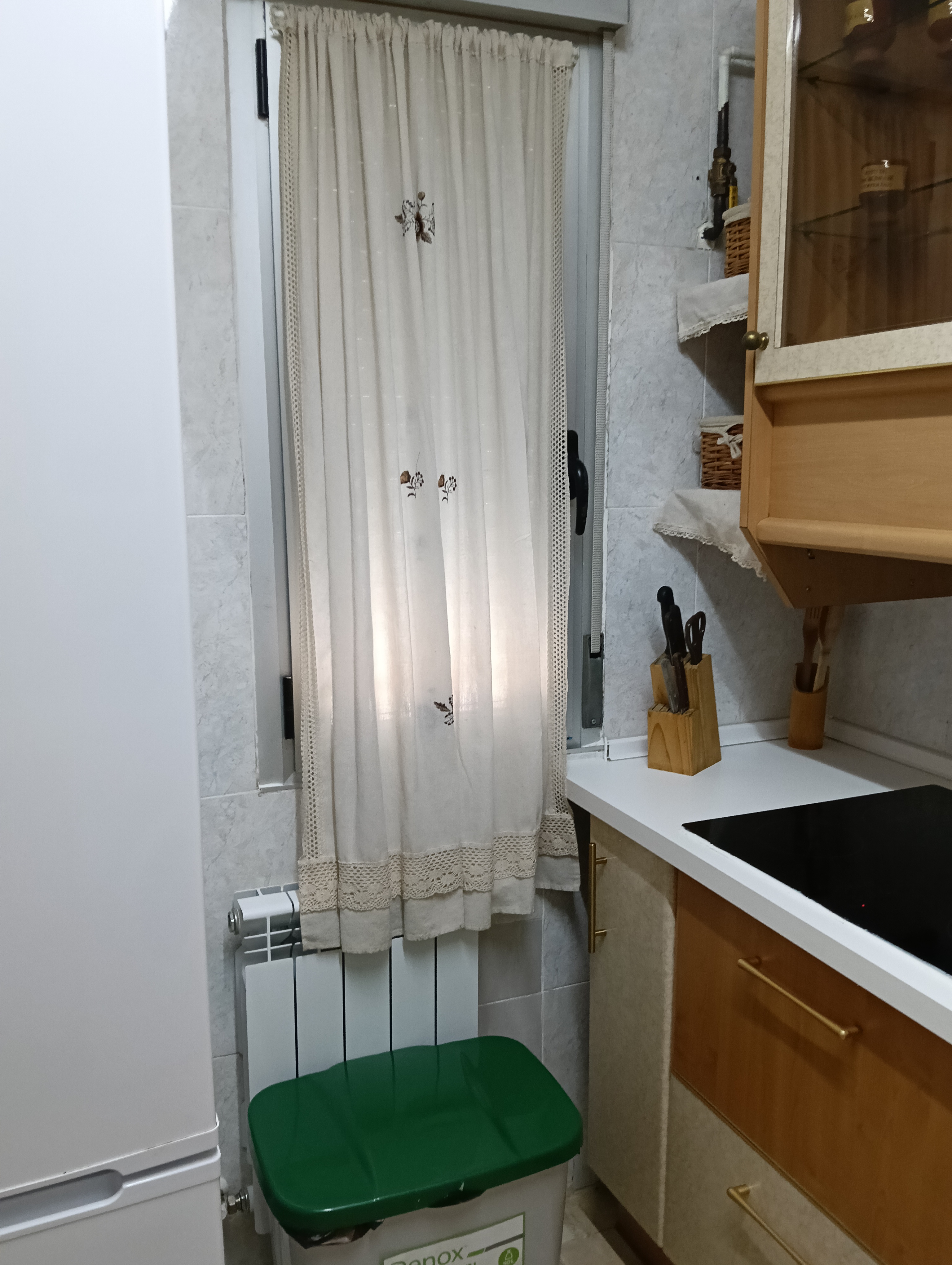 Cocina: ventana calefacción y papelera grande para reciclaje
