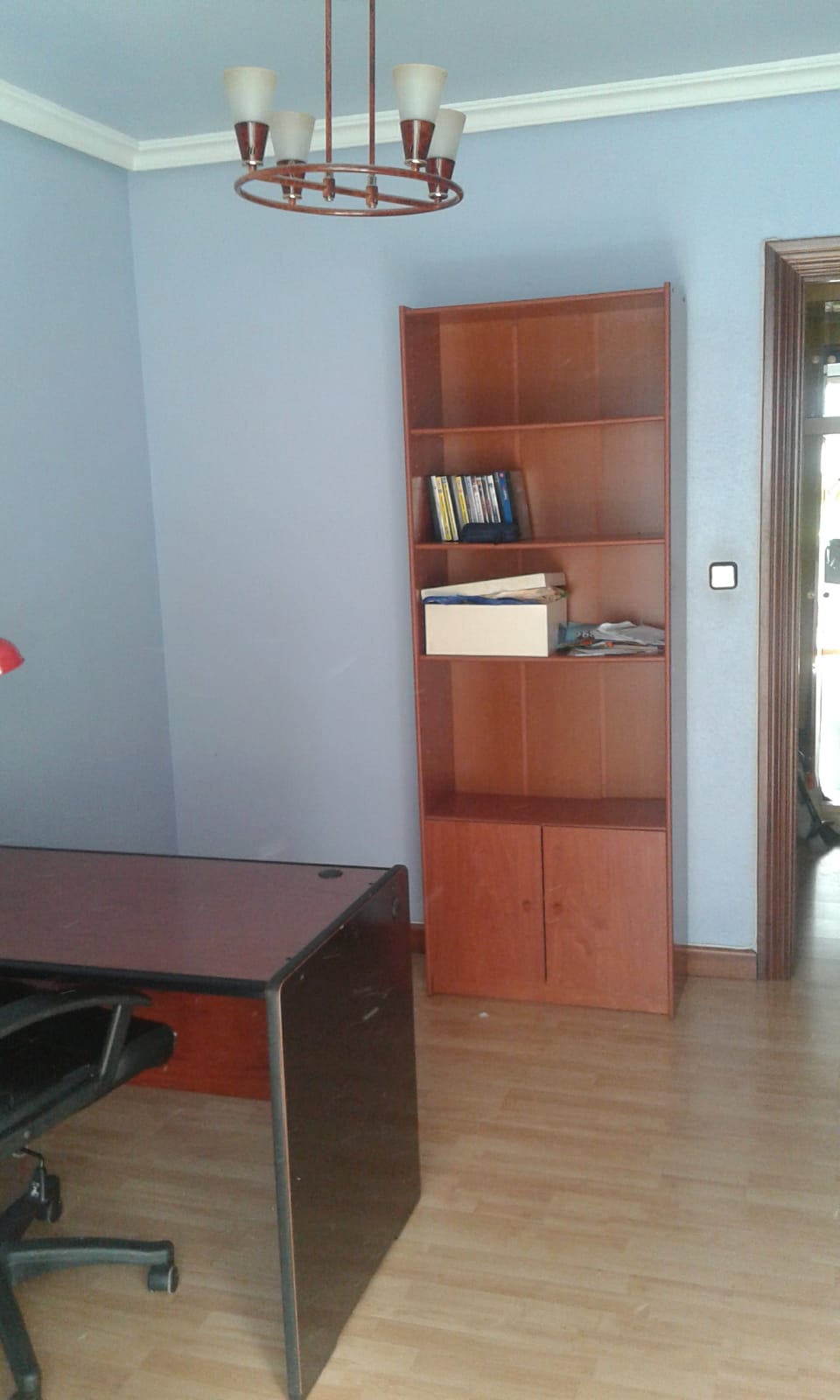 habitacion convertida en salon con sofas