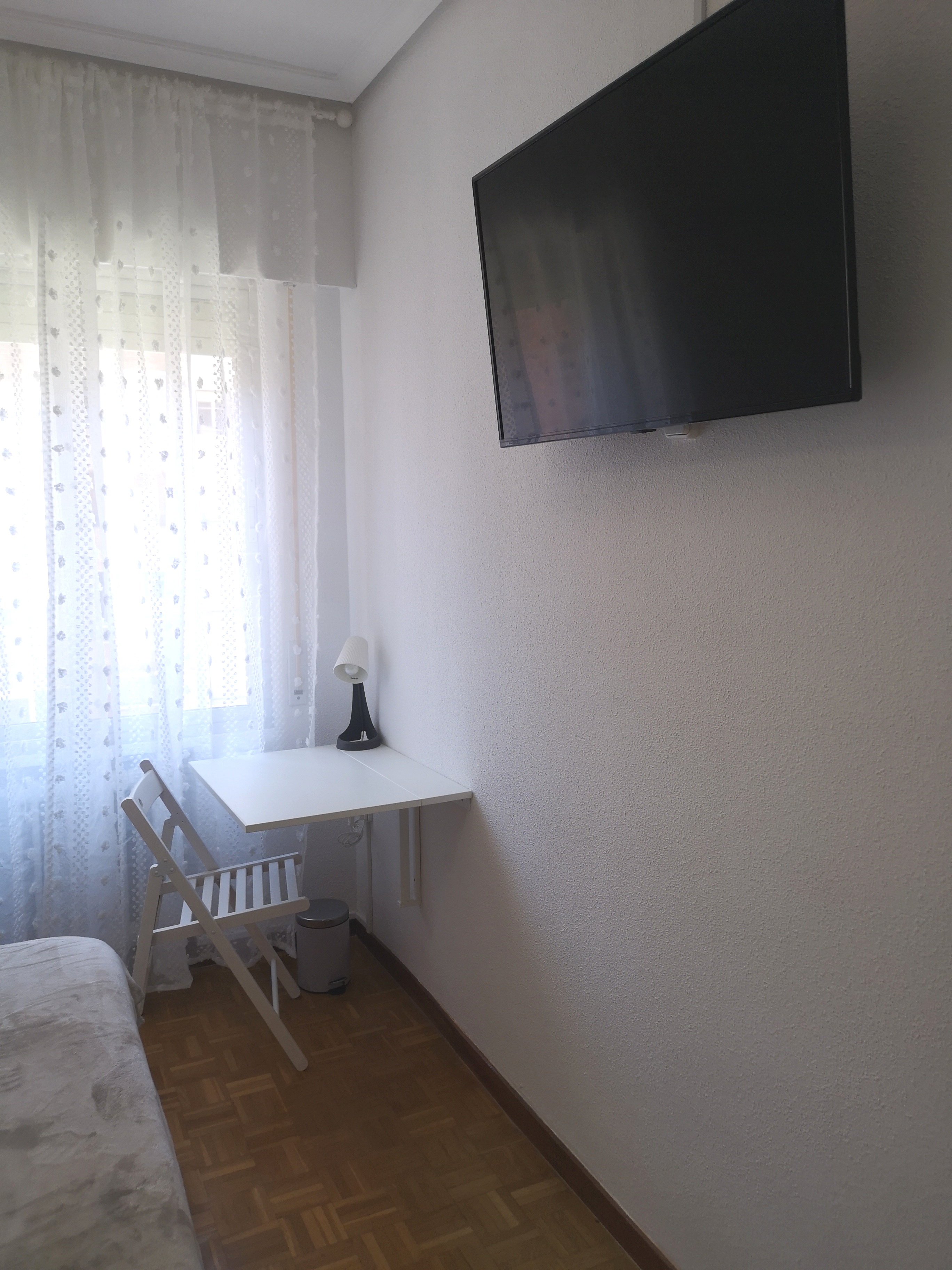 Mesa+TV en habitación