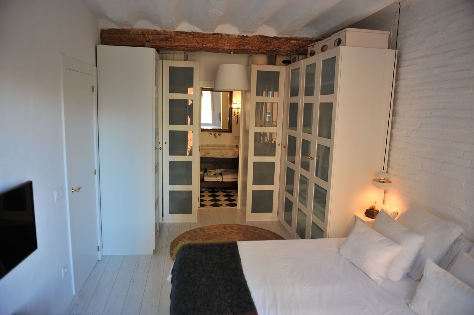 Dormitorio y baño